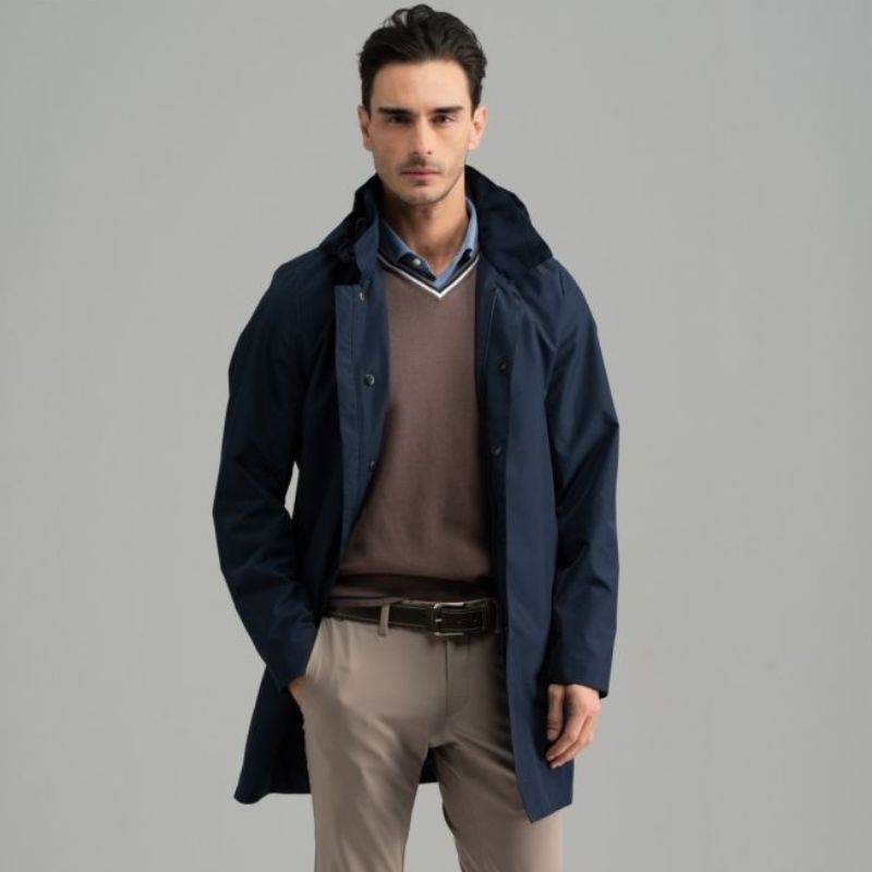 Ragazzo con spolverino blu con cappuccio